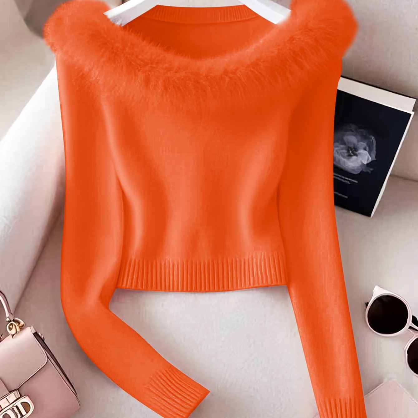 Pull femme épaules dénudées avec col fausse fourrure – élégant & chaud