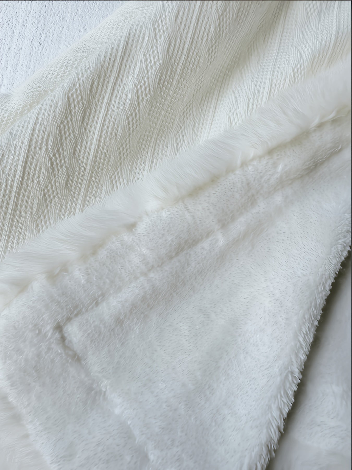 Cape en velours femme – Élégante & chaude avec capuche fourrure