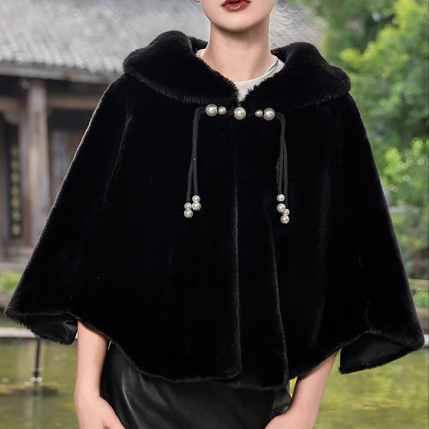 Cape élégante en fausse fourrure – Perles & pompons hiver chic