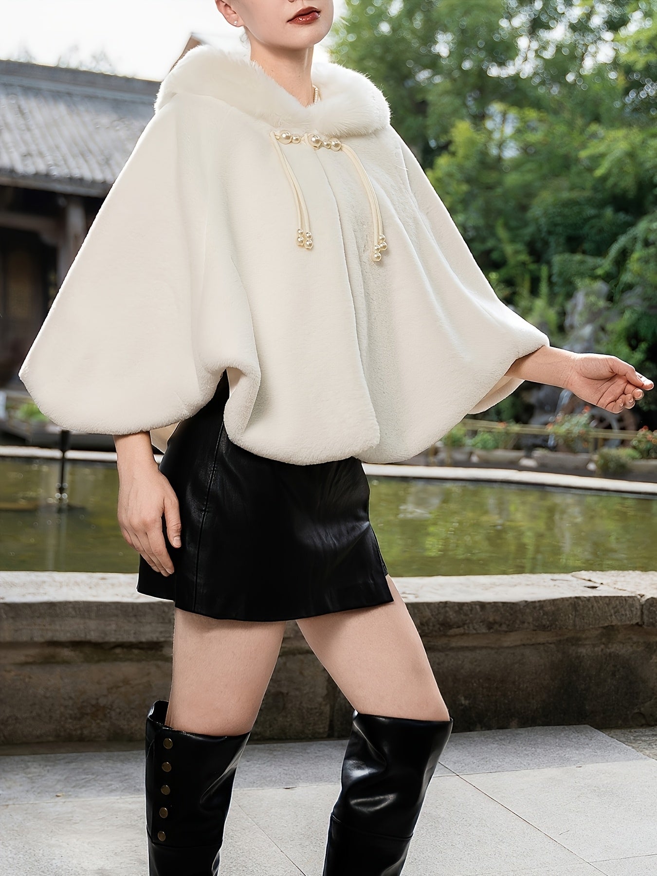 Cape élégante en fausse fourrure – Perles & pompons hiver chic