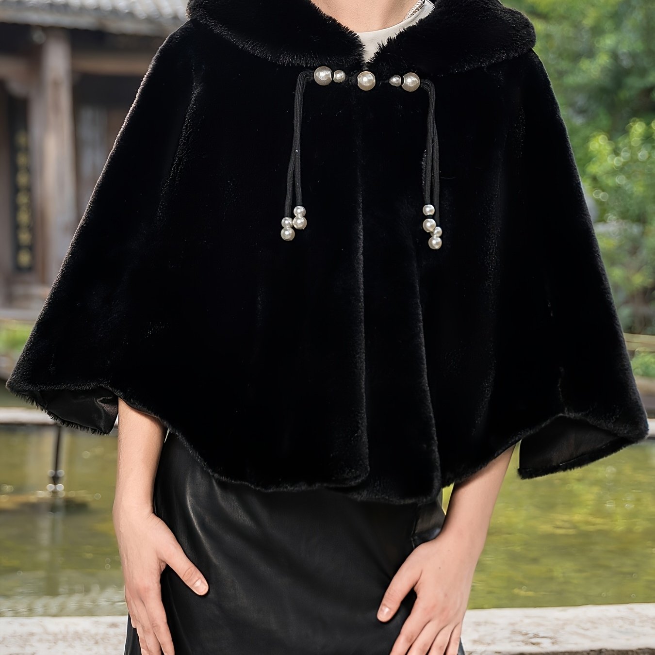 Cape élégante en fausse fourrure – Perles & pompons hiver chic