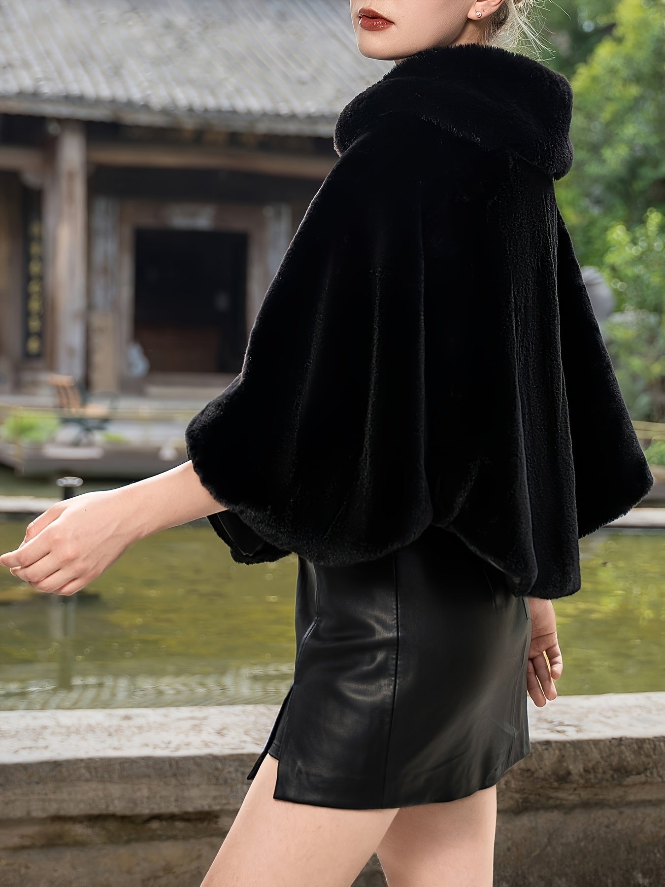Cape élégante en fausse fourrure – Perles & pompons hiver chic