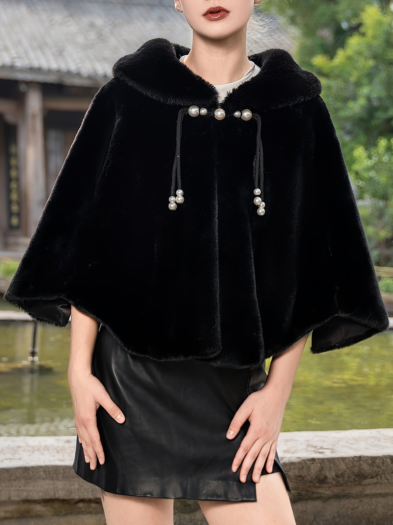 Cape élégante en fausse fourrure – Perles & pompons hiver chic