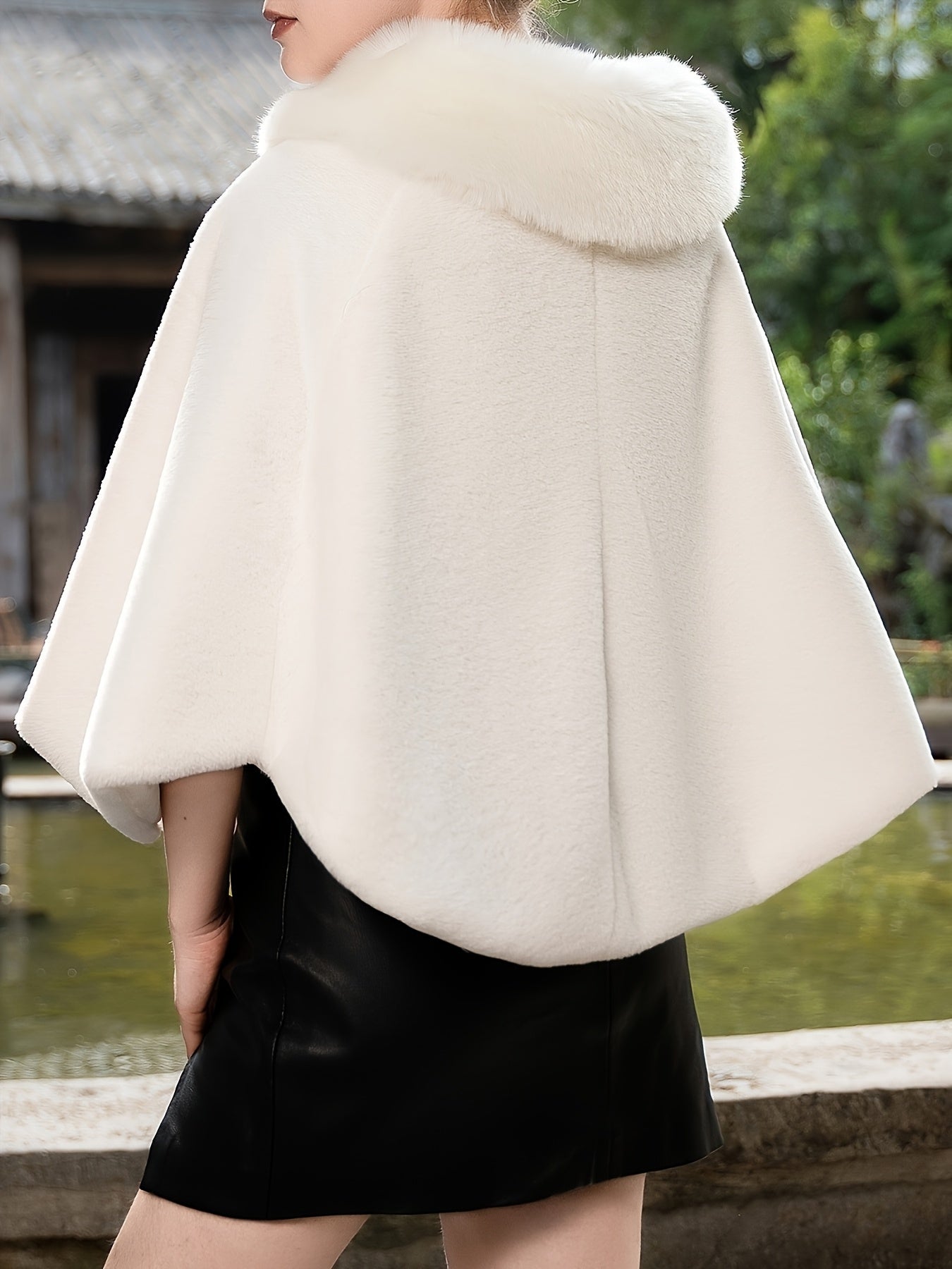 Cape élégante en fausse fourrure – Perles & pompons hiver chic