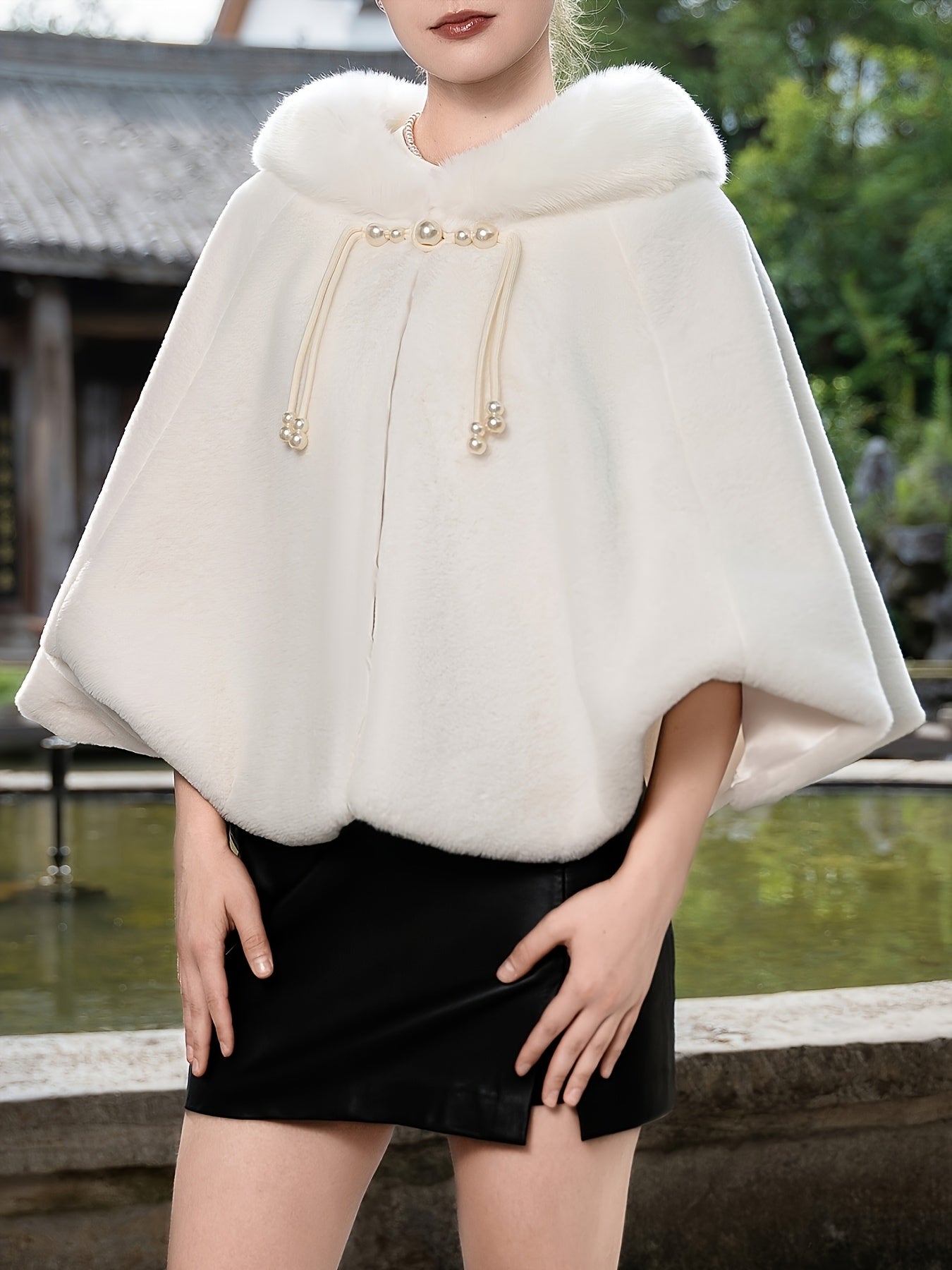 Cape élégante en fausse fourrure – Perles & pompons hiver chic