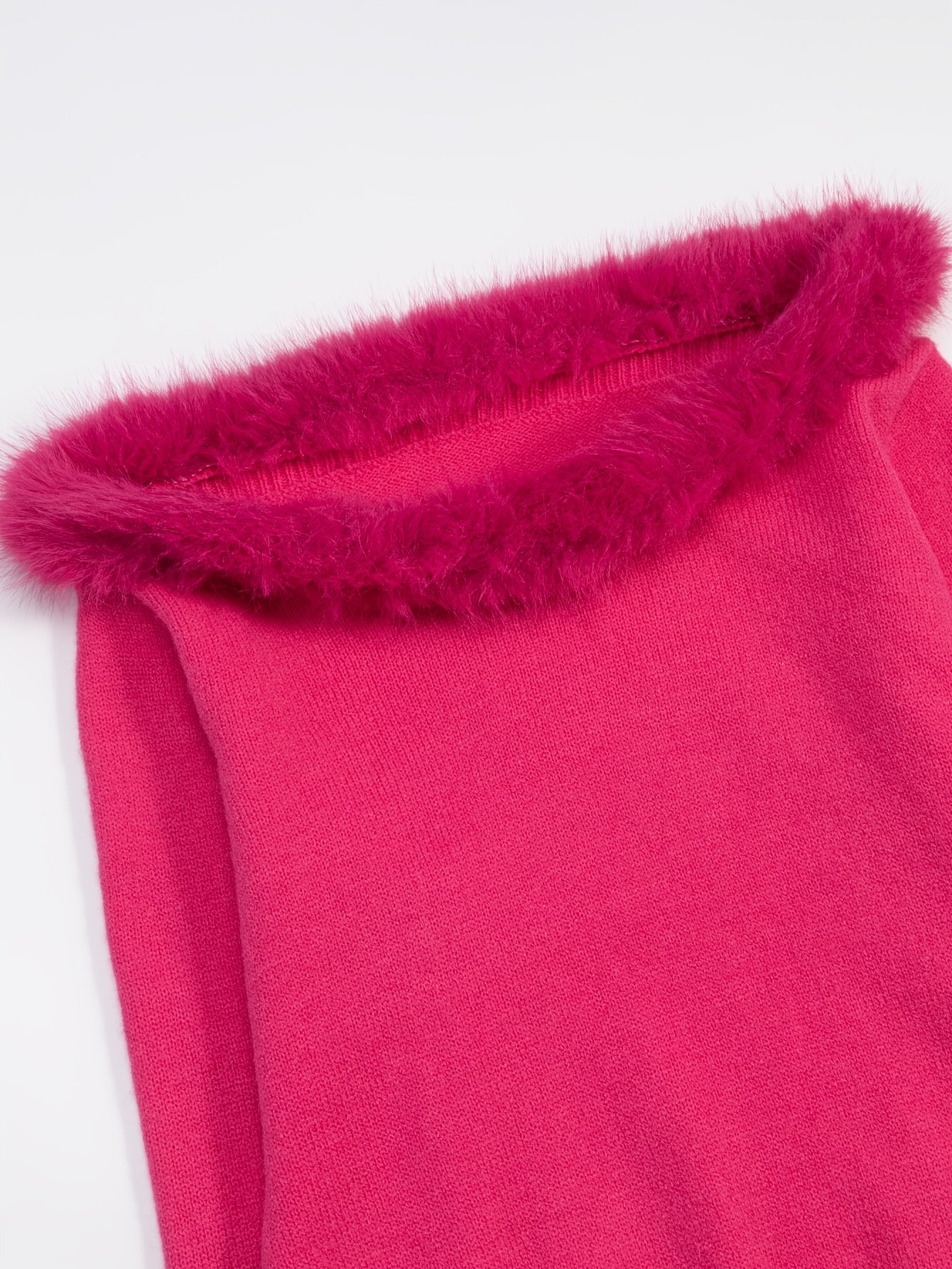 Pull élégante femme – épaules nues & col fausse fourrure