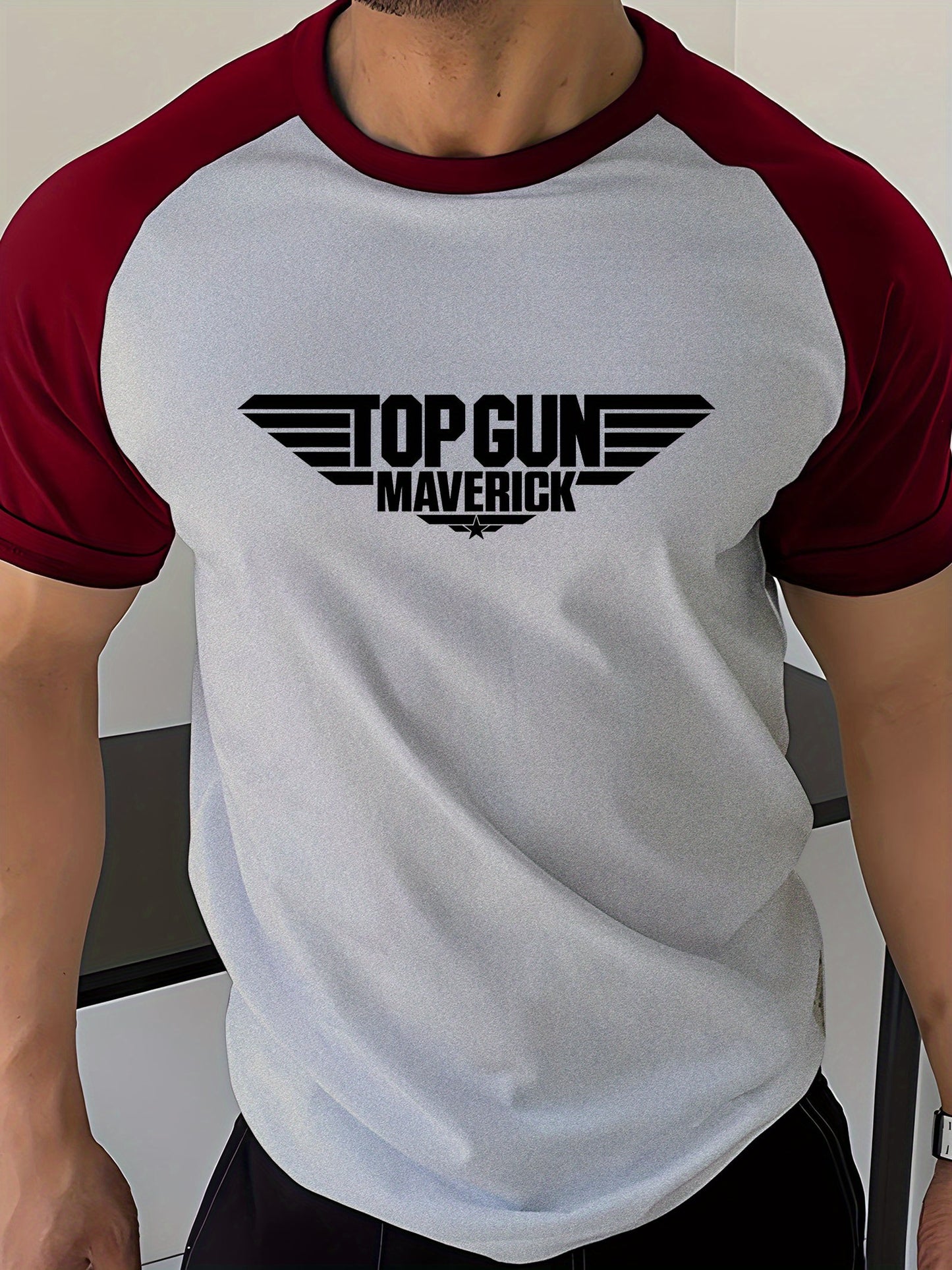 T-shirt graphique à col rond pour homme avec imprimé "MAVERICK" fantaisie, tee-shirt décontracté et confortable, haut tendance à manches courtes pour les tenues quotidiennes d'été