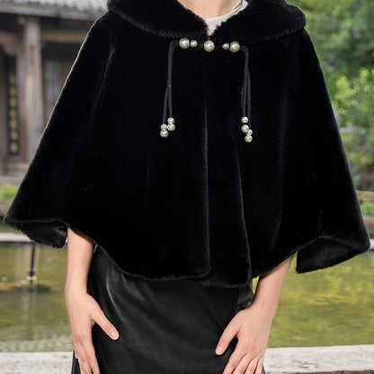 Cape  élégante en fausse fourrure – Perles & pompons hiver chic