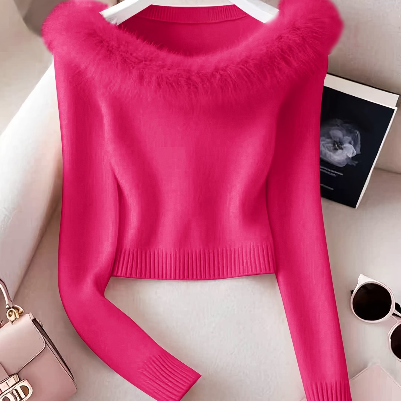 Pull élégante femme – épaules nues & col fausse fourrure