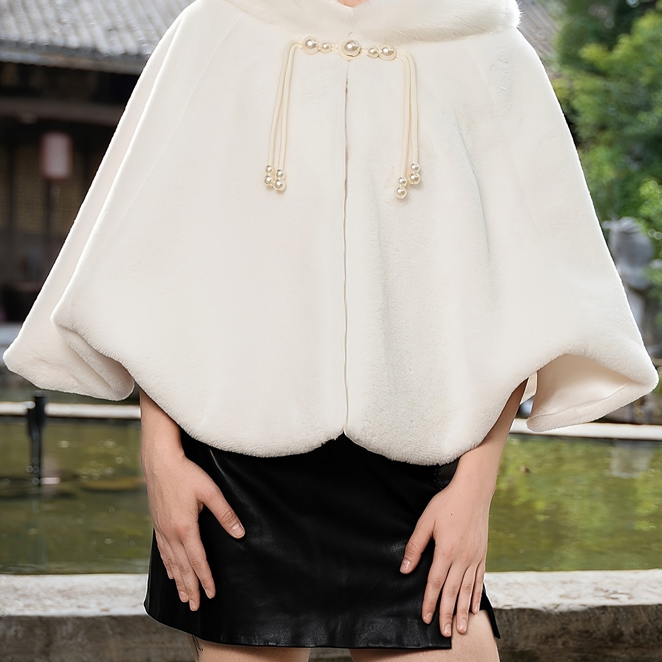 Cape  élégante en fausse fourrure – Perles & pompons hiver chic