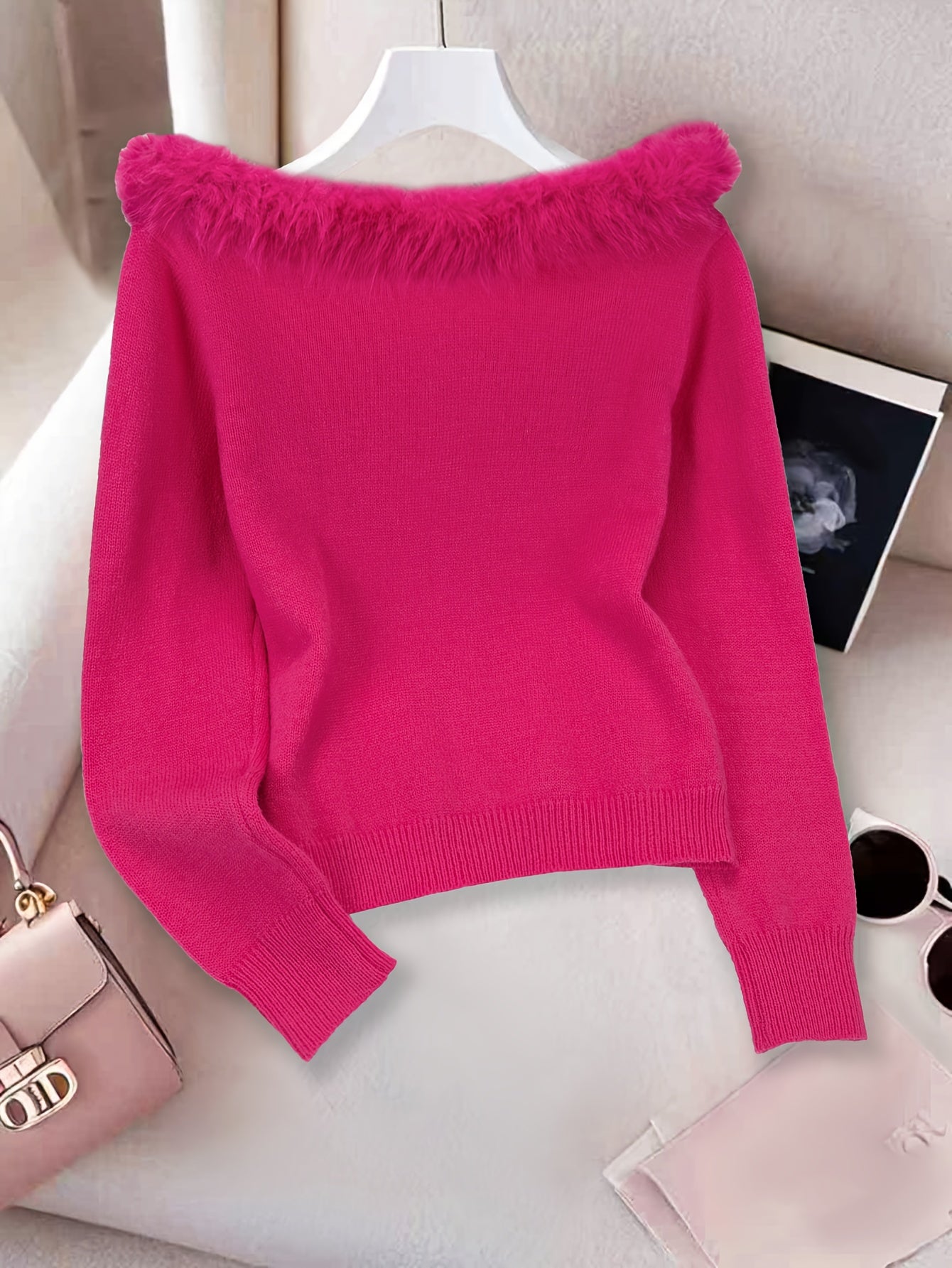 Pull élégante femme – épaules nues & col fausse fourrure