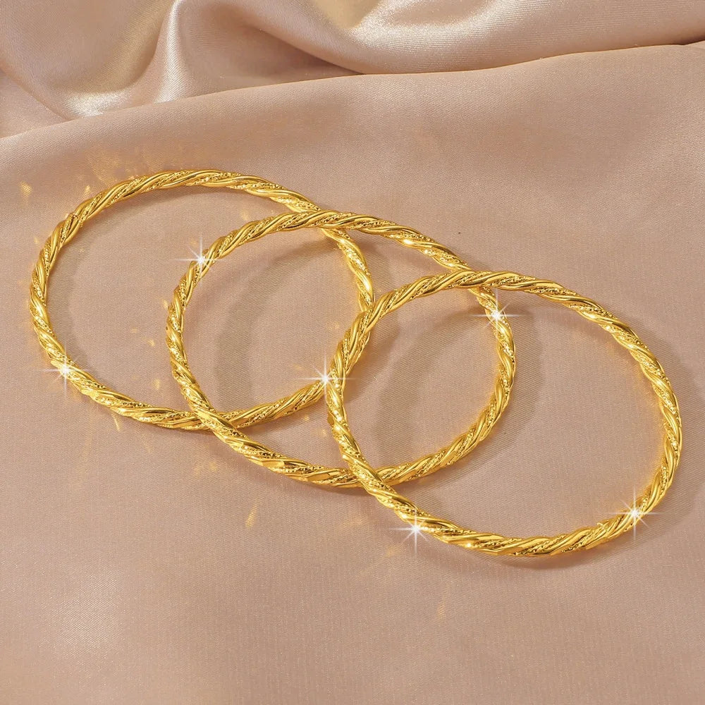 Bracelet Femme Doré Fleur Torsadée – Finition Sablée Élégante