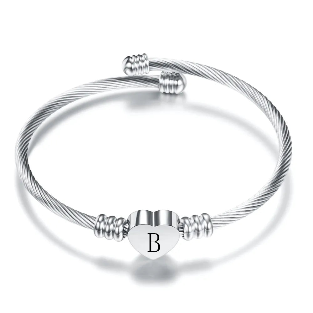 Bracelet manchette en acier inoxydable avec lettre initiale pour femme, 26 lettres de l'alphabet, breloque en forme de cœur, bracelet féminin, bijoux de fête d'anniversaire, mode