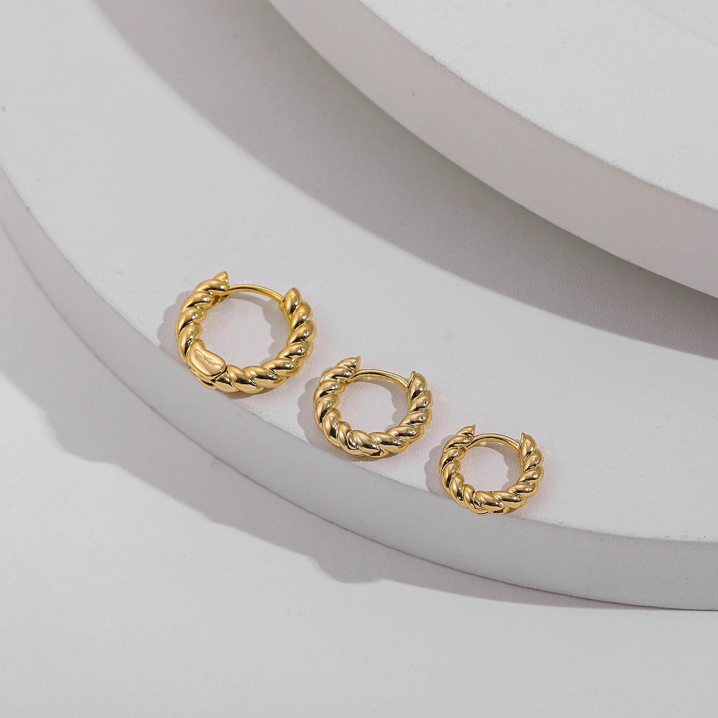Boucles d’Oreilles Créoles Torsadées Femme – Mini Huggie Dorées