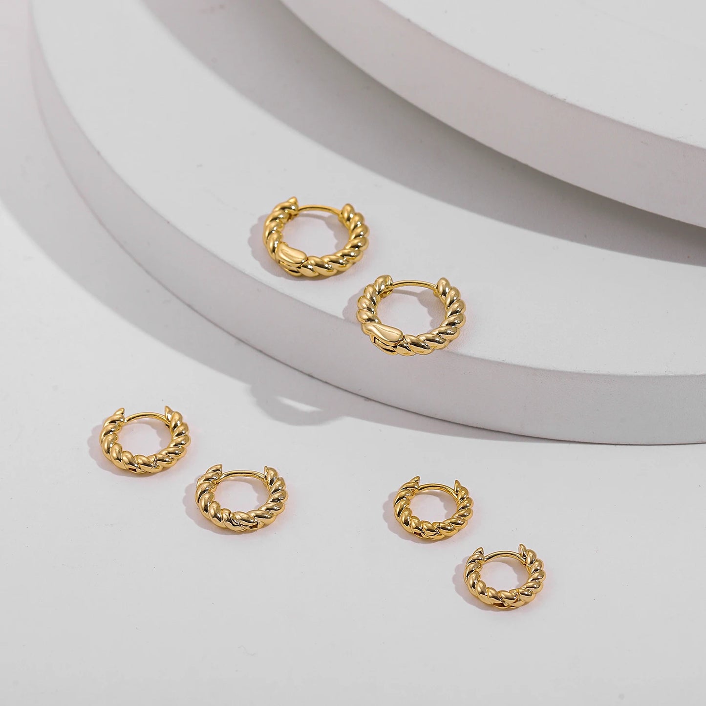 Boucles d’Oreilles Créoles Torsadées Femme – Mini Huggie Dorées