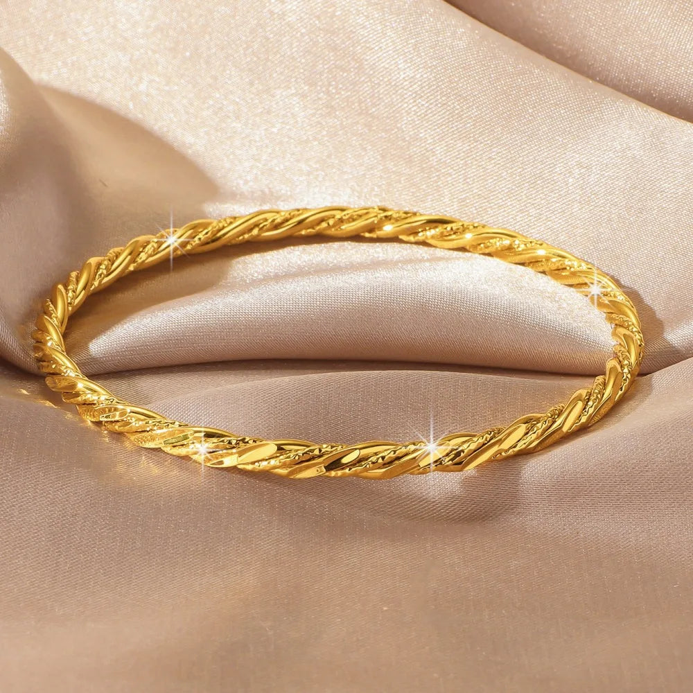 Bracelet Femme Doré Fleur Torsadée – Finition Sablée Élégante