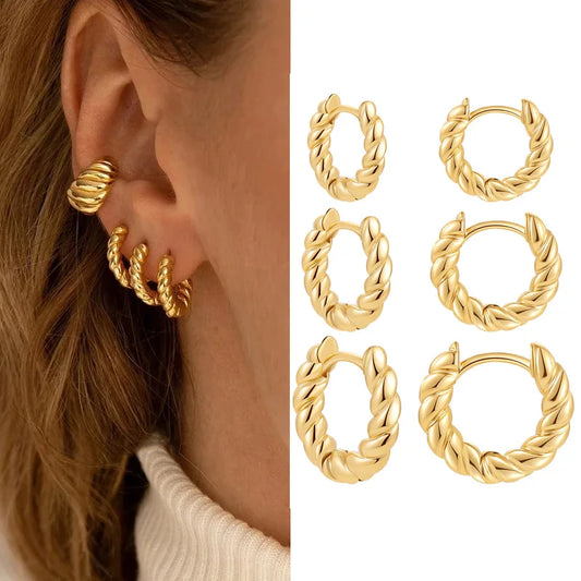 Boucles d’Oreilles Créoles Torsadées Femme – Mini Huggie Dorées