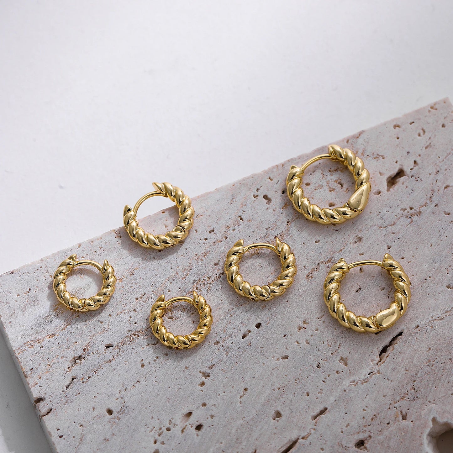 Boucles d’Oreilles Créoles Torsadées Femme – Mini Huggie Dorées