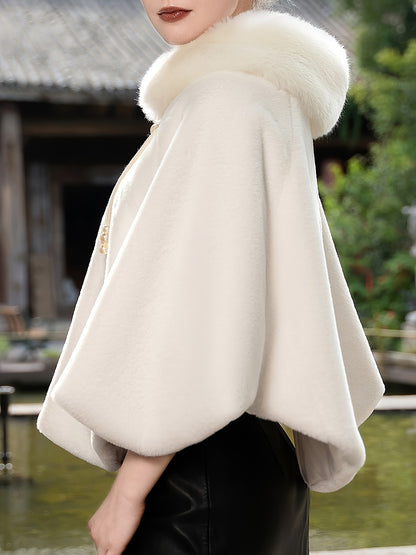 Cape  élégante en fausse fourrure – Perles & pompons hiver chic